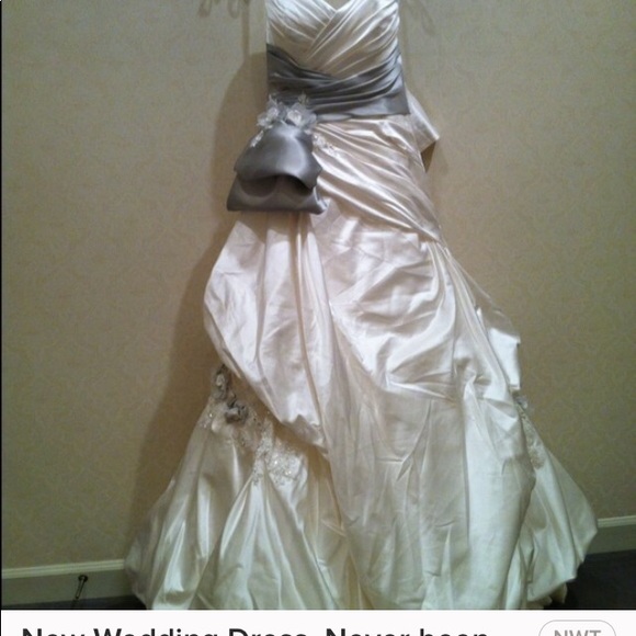 FLASH SALE 🎉BRAND NEW WEDDING DRESS - Picture 6 of 8